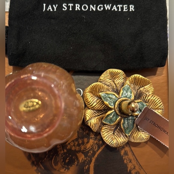 JAY STRONGWATER WINTER ROSE PERFUME BOTTLE IN ORIGINAL BOX!!
NWT
COLLECTORS ITEM - Picture 6 of 6
